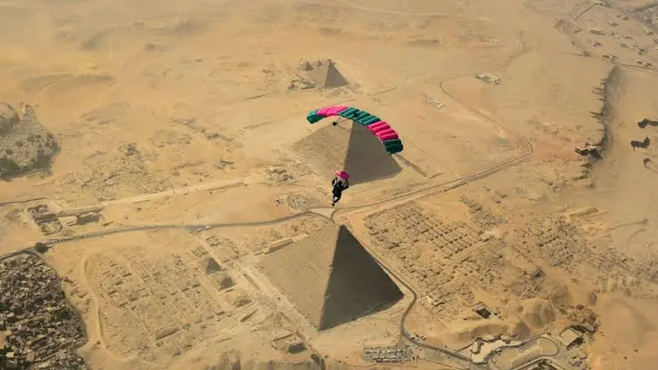 https://holidaytours.one/guide-skydiving-in-egypt-pyramids/ sky diving in egypt